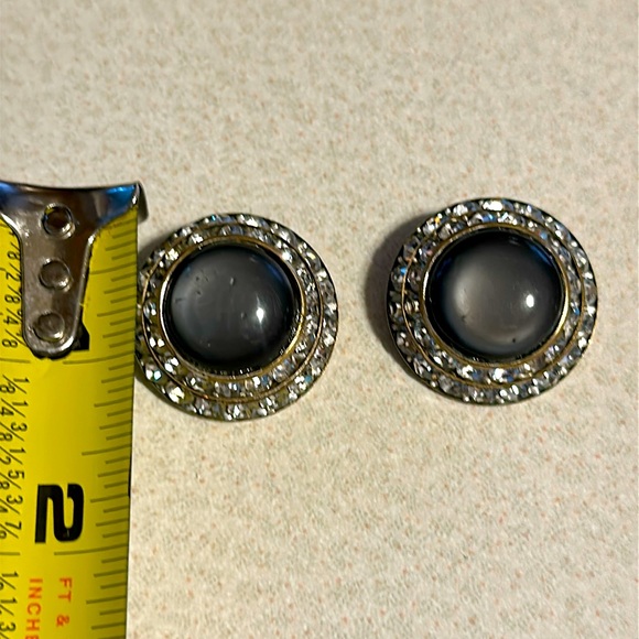 Vintage Lisner gold tone clip on smokey black center two rows rhinestones (755) - Picture 4 of 6